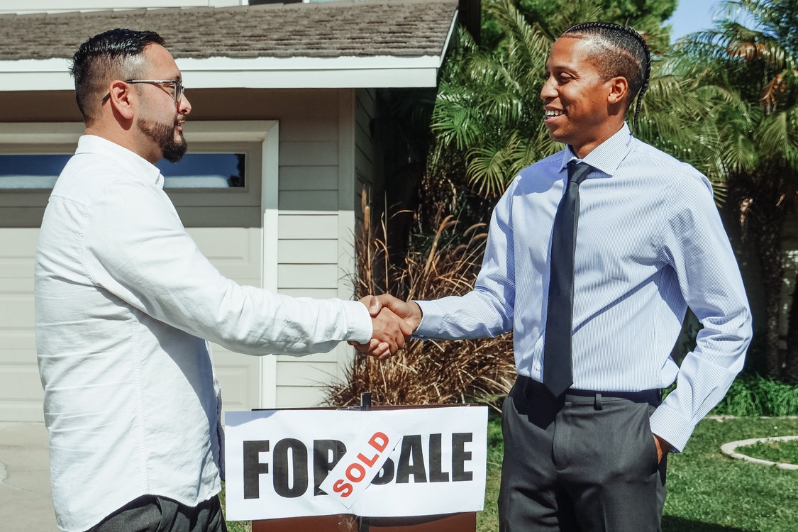 How Hiring a House Buying Company to Sell Your Home Saves Your Time and Money